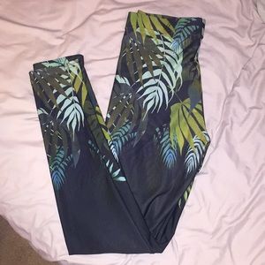 Size M Nalu Tribe leaf leggings